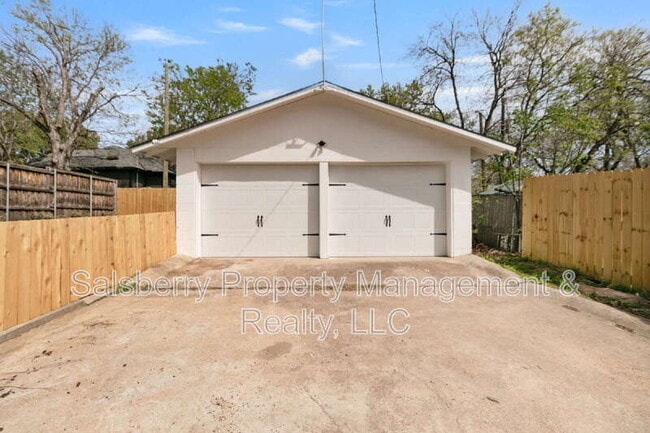 Building Photo - 2105 Tremont Ave