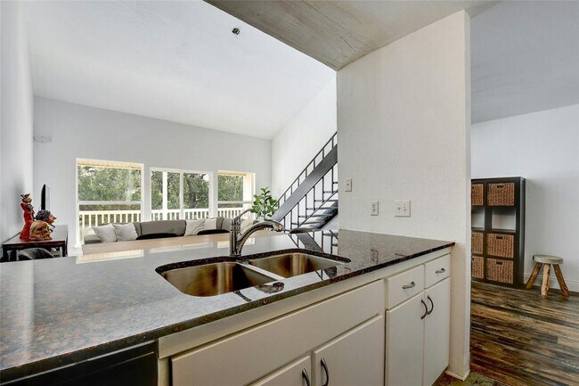 Building Photo - 1818 S Lakeshore Blvd