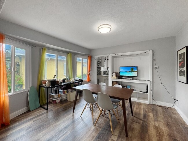 Building Photo - 3BR Craftsman-Style HOUSE for Rent | Priva...
