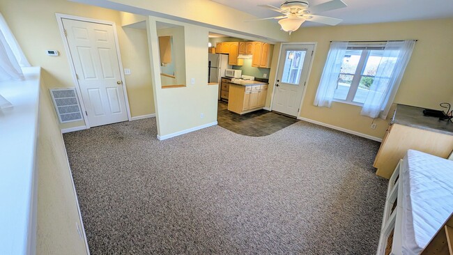 Building Photo - Spacious Apt - No Step Entry - Utilities I...