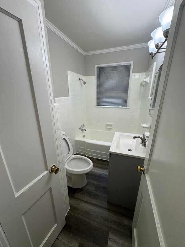 Hallway Bath - 108 Bazemore St