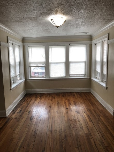 Living Room - 5301 W Jackson Blvd