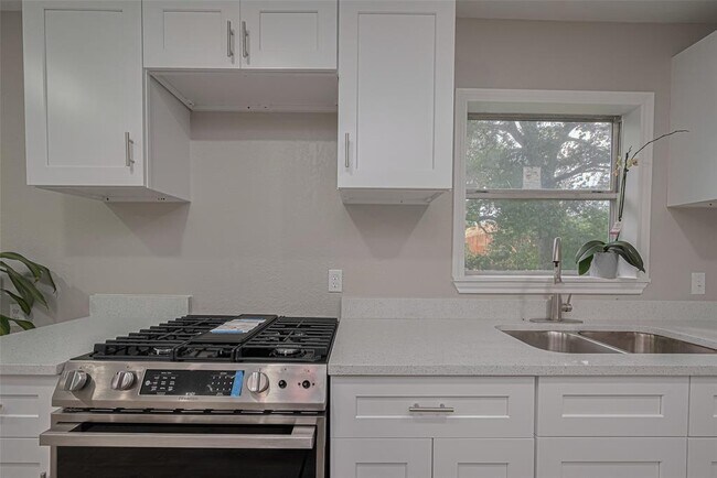 Building Photo - 7702 Darnay Dr