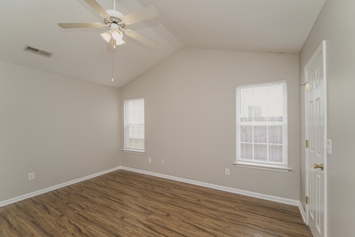 Building Photo - 9421 Dewey Dr