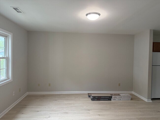 Building Photo - Two bedroom, one bath apartment in Burlington