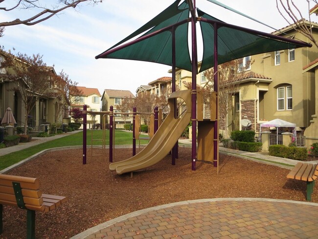 Building Photo - BEAUTIFUL & SPACIOUS 3 BEDROOM HOME IN MIL...