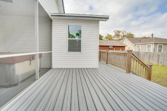 Building Photo - East Hill 3BR Home Near Bayview Park with Office, Hot Tub, Workshop & Detached Garage