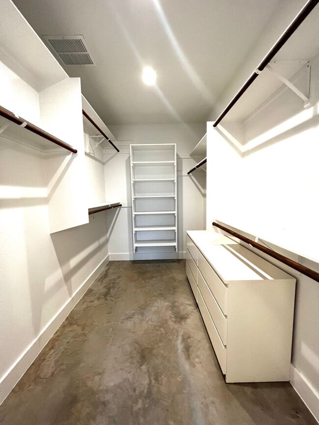 Building Photo - 3/2 For Lease in The Summit.