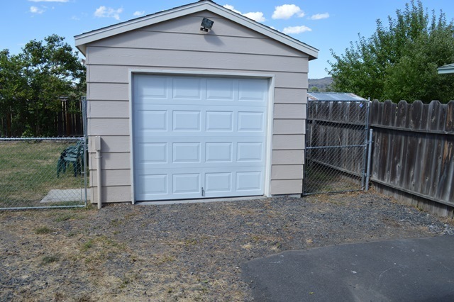 Building Photo - Large home with additional garage!