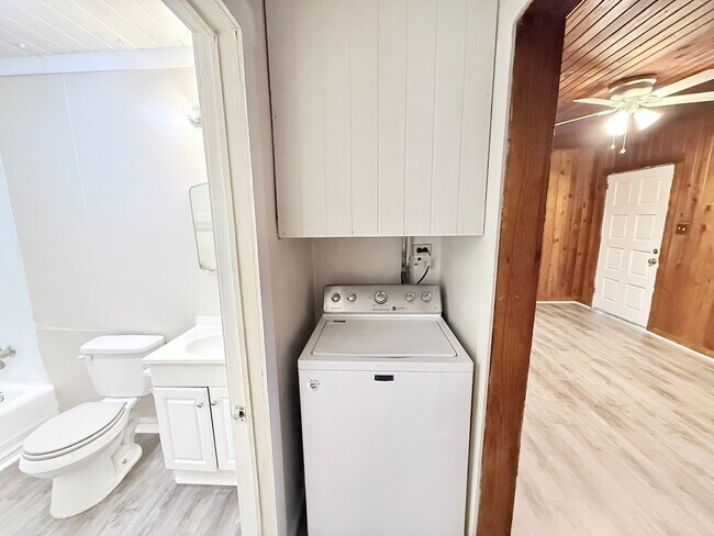 Building Photo - Charming 2-Bedroom Home