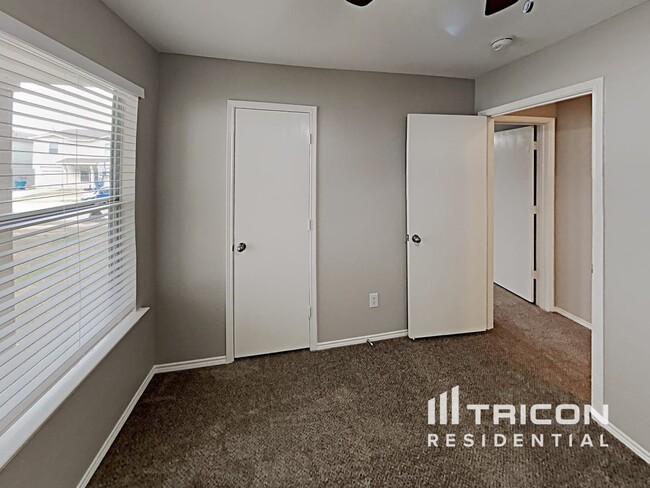 Building Photo - 1720 Vineridge Ln