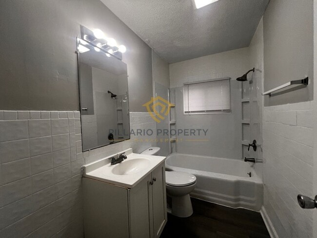 Building Photo - Freshly Renovated, 2 Bedroom, 1 Bathroom Home Available NOW!