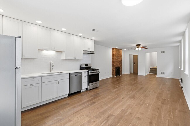 Building Photo - 2306 E Carson St