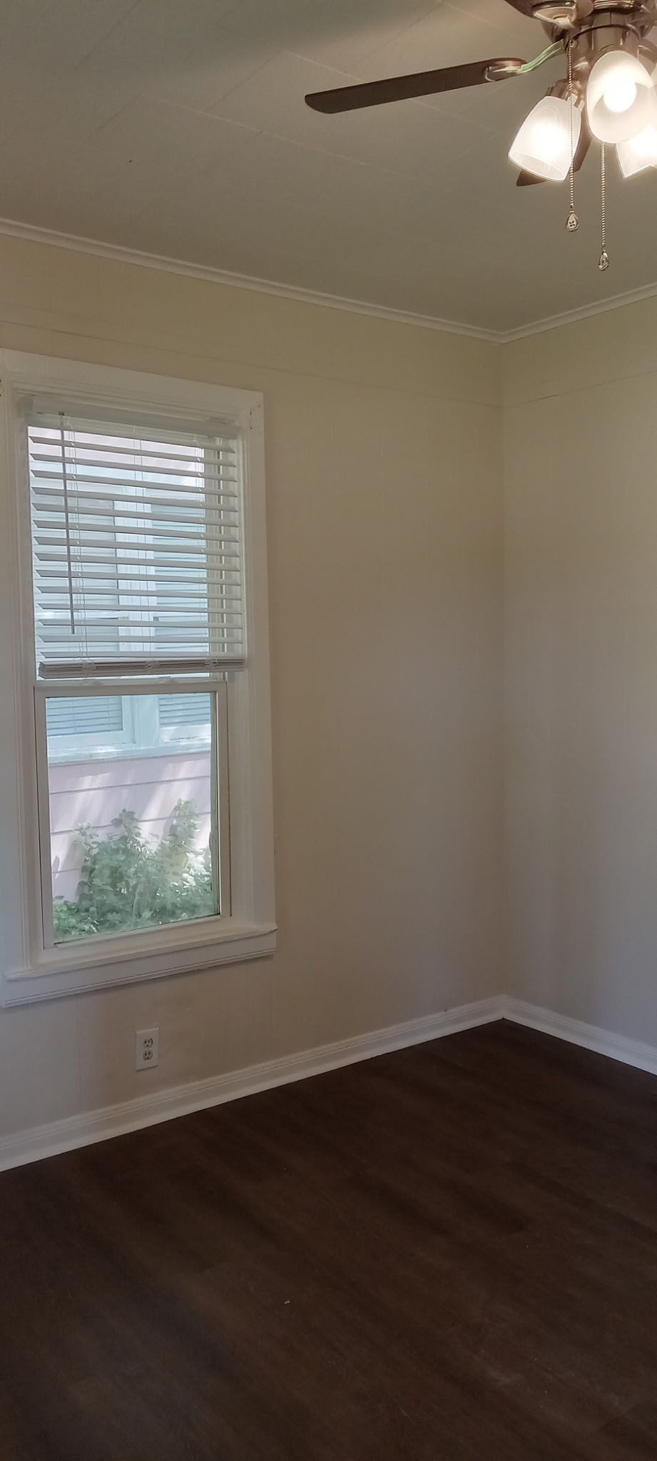 Living room - 305 S Magnolia St