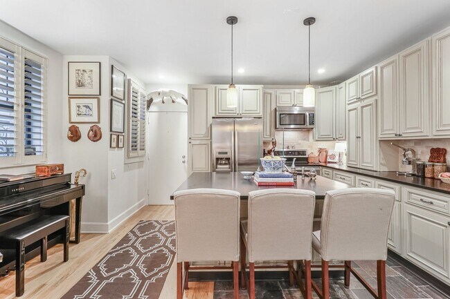 Building Photo - Amazing Adams Morgan Two-Level Condo| Parking included!