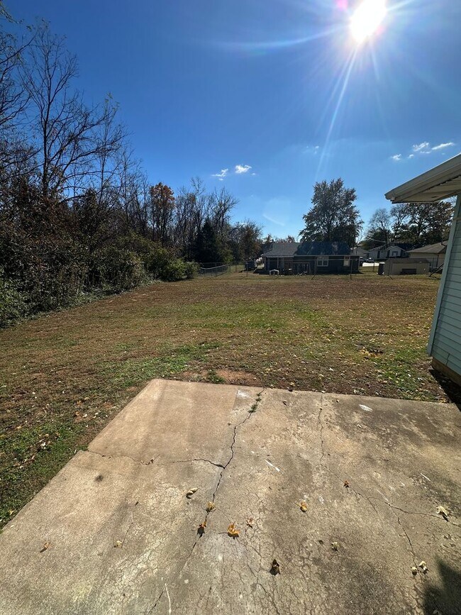 Building Photo - WELCOME HOME! Cute 2 Bedroom 1 Bathroom with Garage!