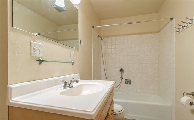 Building Photo - Beautiful 1 bed/1 bath condo, located clos...