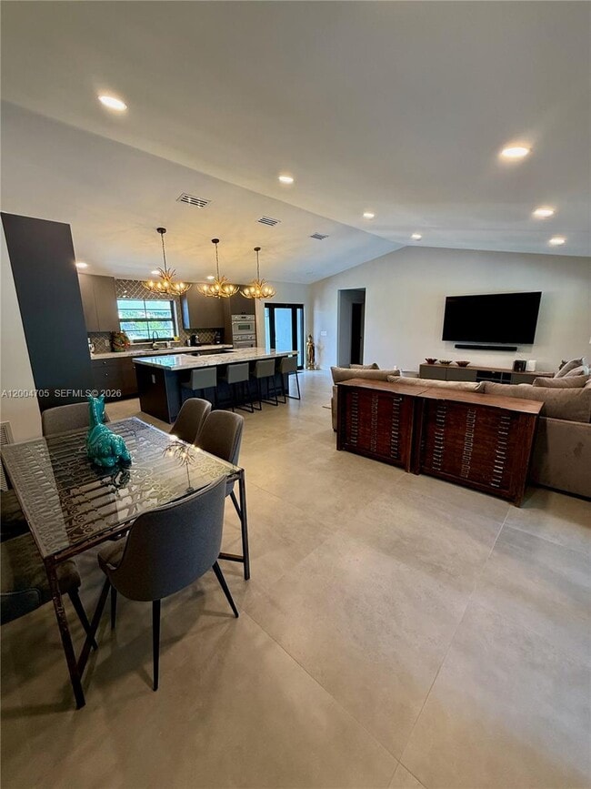 Building Photo - 1304 Stratford St