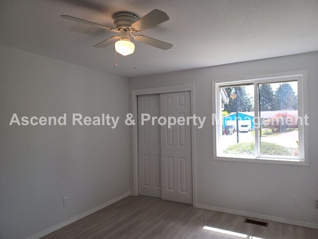 Building Photo - Remodeled Ranch on CuldeSac Large Fenced B...