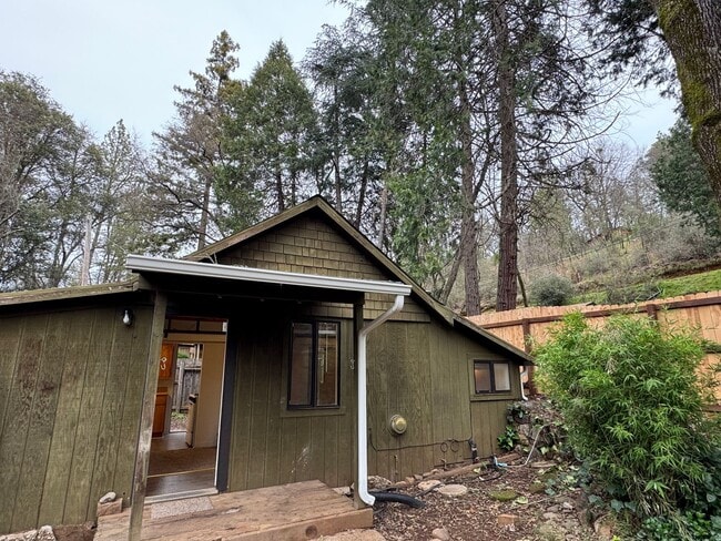 Building Photo - Cozy Cottage