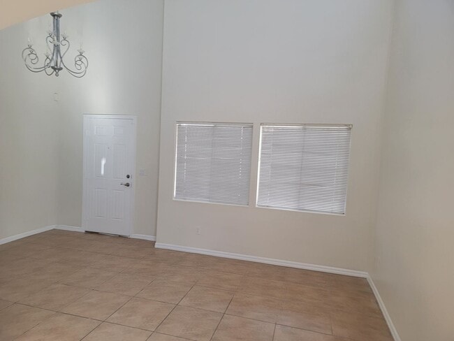 Building Photo - Spacious 5 bed 2.5 bath 2 story home with ...