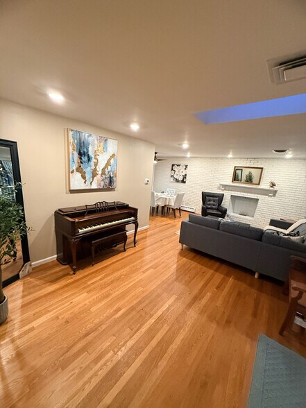 Building Photo - 3452 Quaker Ct