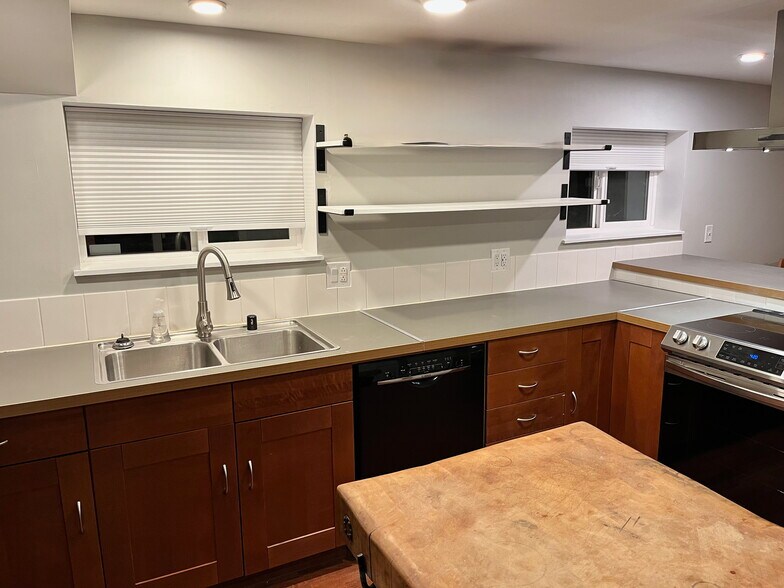 Building Photo - 903 23rd Ave S