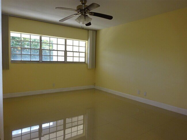 Building Photo - 2801 N Palm Aire Dr