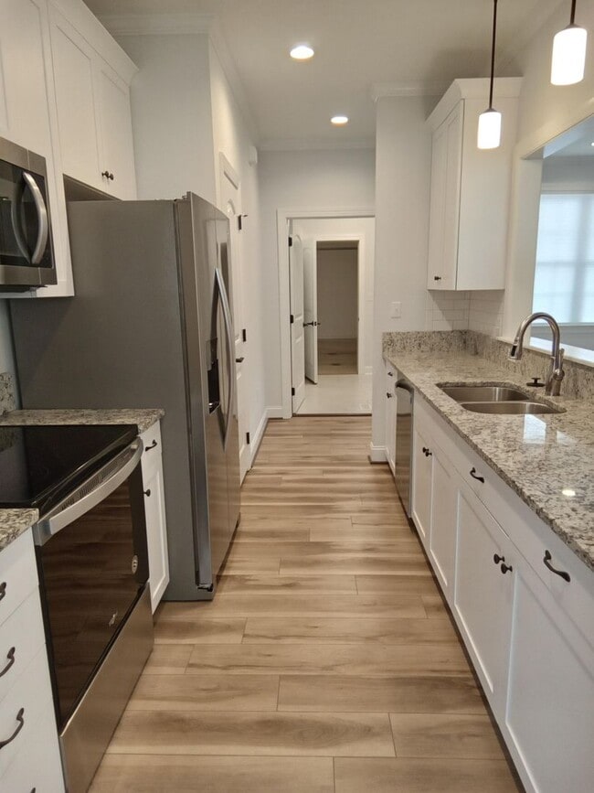 Building Photo - Patio Townhome Located 1 Block from Bedfor...