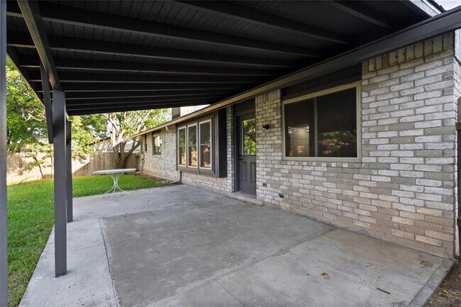 Building Photo - 304 Skyloop Dr