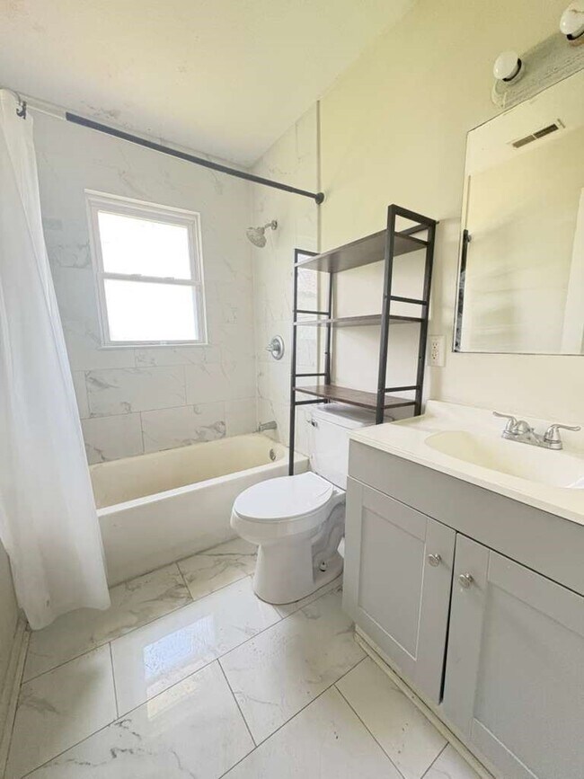 Building Photo - Edenroc Ln.