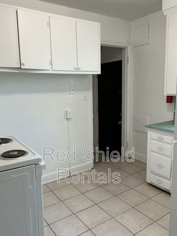 Building Photo - 210 Perrin St