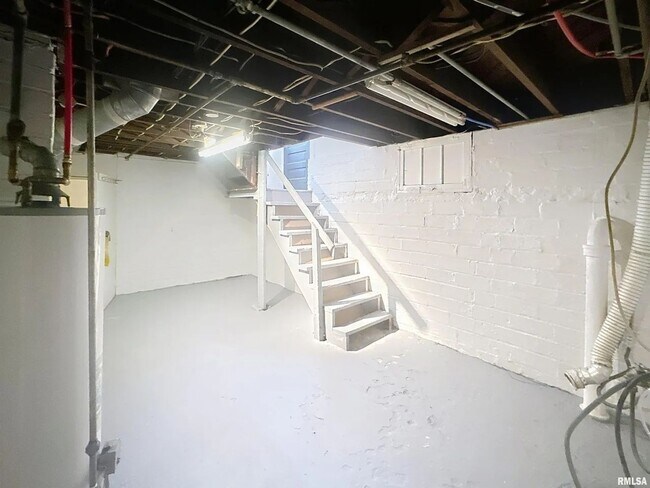 Building Photo - 3 Bedroom Rental in Moline