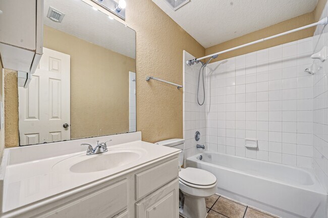 Building Photo - 17935 Rose Hill Park Ln