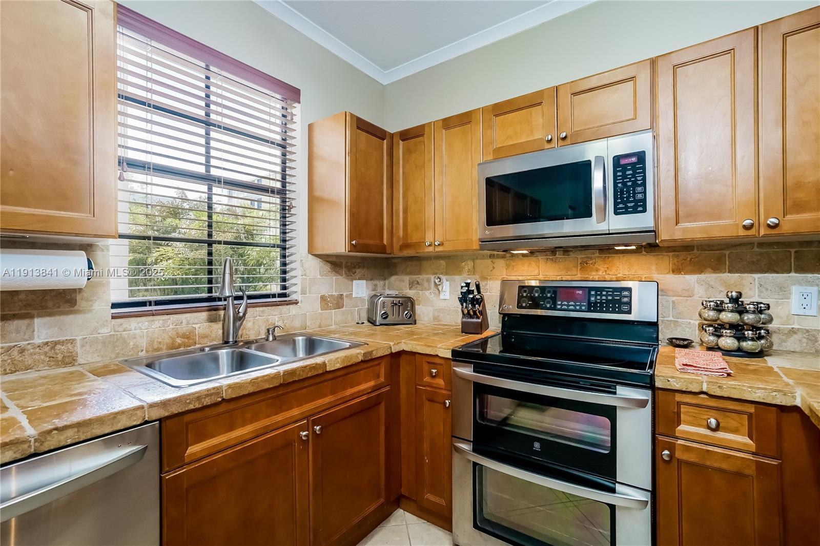 Building Photo - 2769 Coconut Ave