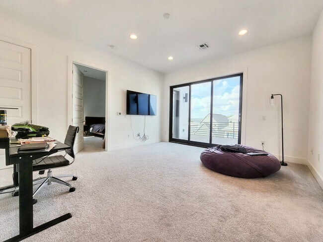 Building Photo - Spacious & Modern 3BR 2.5/BA Home with Lar...