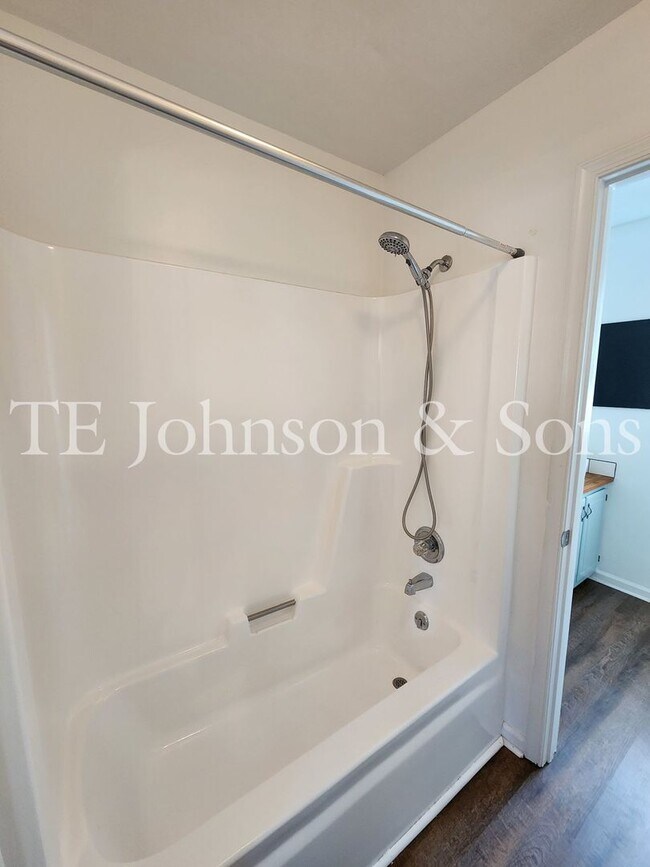 Building Photo - Stylish Townhome with Ensuite Baths & Comm...