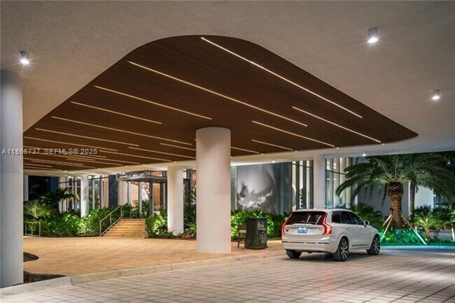 Building Photo - 700 NE 24th St