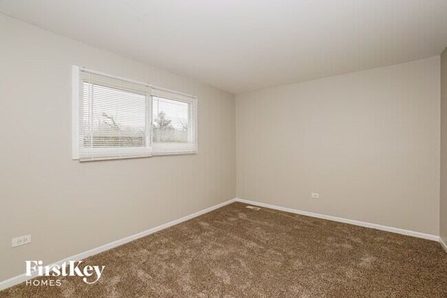 Building Photo - 660 Sullivan Ln