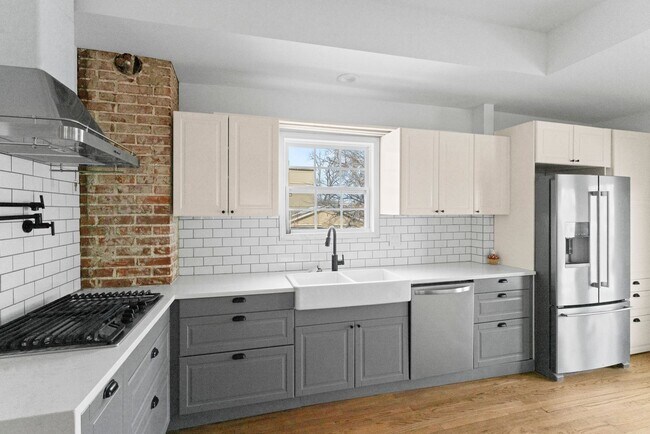 Building Photo - Historic Charm Meets Modern Living – Spacious 6-Bedroom in Prime KC Location! $3900.00