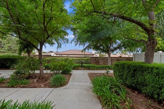 Building Photo - Beautiful 3 bedroom townhouse available fo...