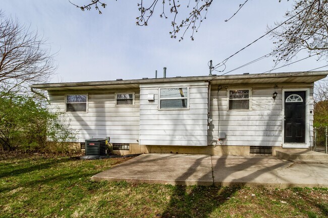 Building Photo - 1880 Queensrowe Pl