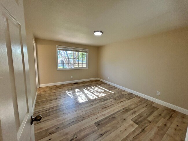 Building Photo - Newly Renovated 3 Bedroom, 2 Bath Home in ...