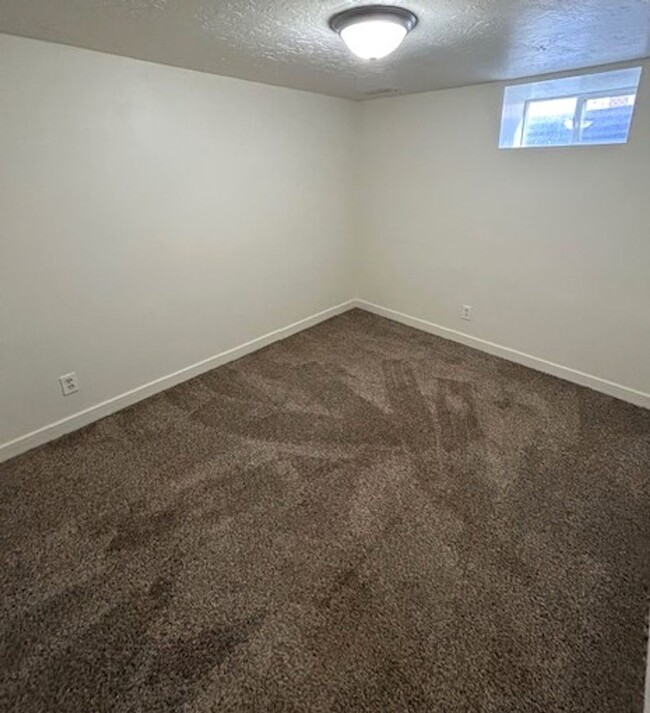 Building Photo - Duplex For Rent in South Salt Lake!