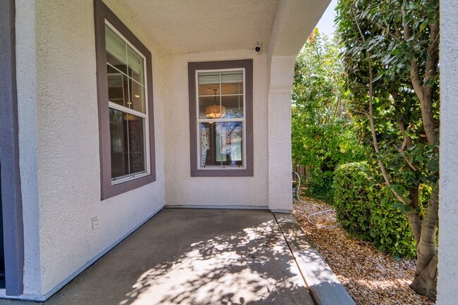 Building Photo - Stunning 4-Bedroom Home in Plumas Lake