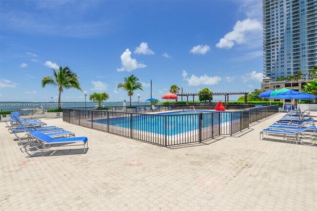Building Photo - 801 Brickell Bay Dr