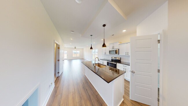 Building Photo - Modern Comfort, Great Location, and Pet-Fr...