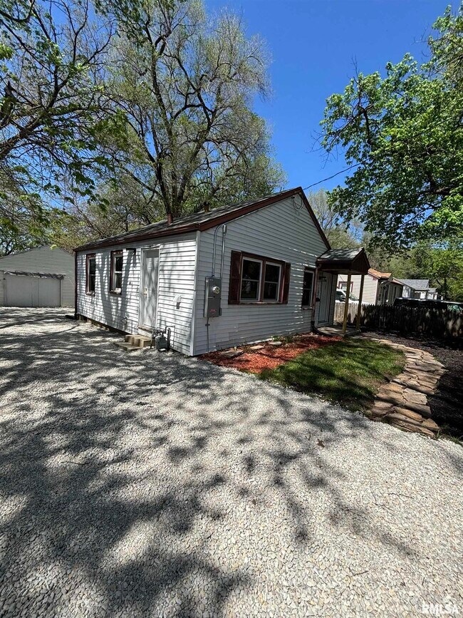 Building Photo - 1703 N Valley Ave