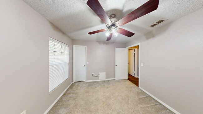 Building Photo - 3 Bedroom/ 2 Bathroom Home in Orlando!
