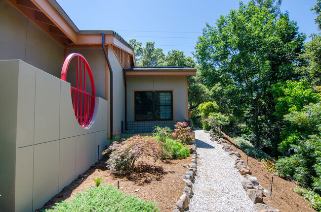 Building Photo - Beautifully Updated Private Guest House wi...